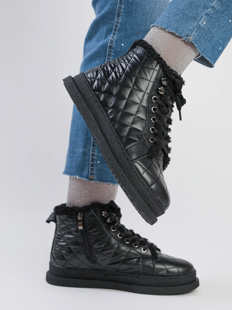 Черные ботинки с геометрической прострочкой